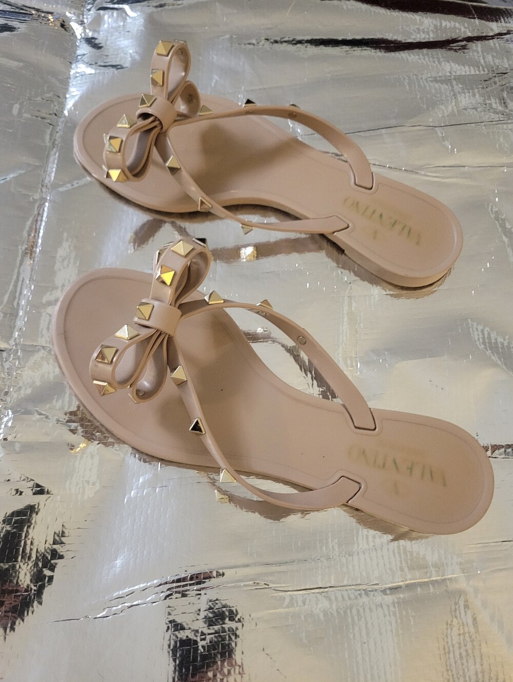 Valentino Garavani Rockstud Bow Thong Sandals in Beige - Picture 4 of 10